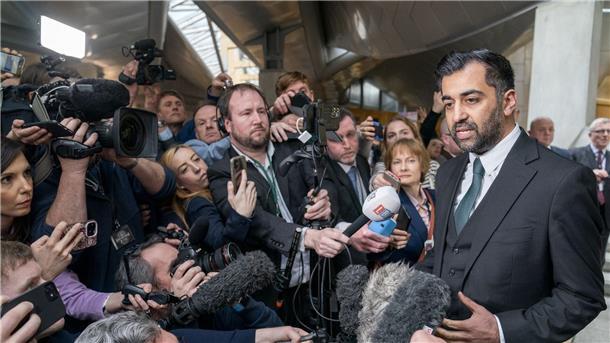 Neuer schottischer Regierungschef Yousaf offiziell gewählt Humza Yousaf spricht nach seiner Wahl zum neuen Ersten Minister im schottischen Parlament zu Journalisten.