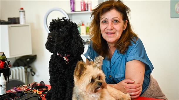 Die Hundefriseurin Patricia Landsberg mit ihren beiden Hunden im Salon. 