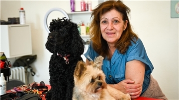 Die Hundefriseurin Patricia Landsberg mit ihren beiden Hunden im Salon. 