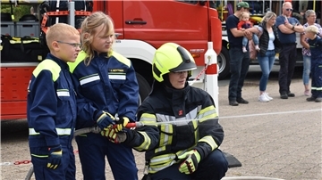 Bild von Kindern der Kinderfeuerwehr bei einer Vorführung