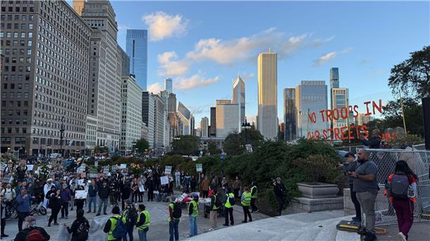 Nationalgarde-Streit in Chicago: Stoppt ein Gericht Trump? Hunderte demonstrieren in der Innenstadt Chicagos gegen die ICE-Razzien und einen drohenden Einsatz der Nationalgarde in der Stadt.