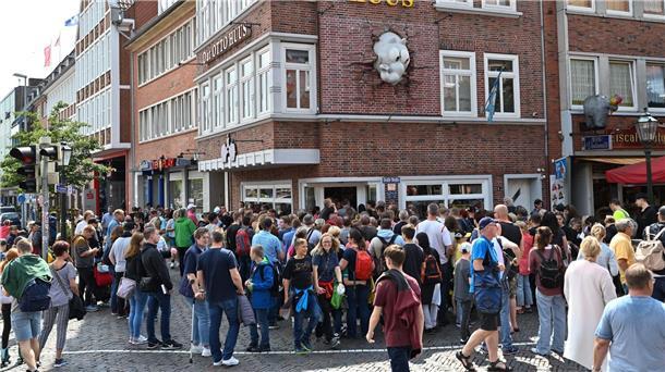 Hunderte Fans warteten vor dem Otto-Huus in Emden auf den Komiker.