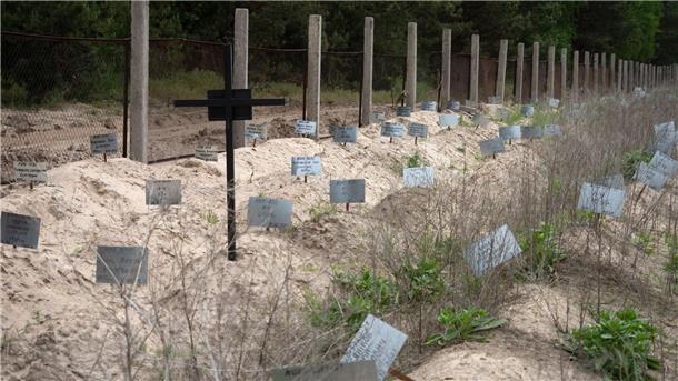 Krieg gegen die Ukraine: So ist die Lage Hunderte Gräber in der Nähe von Browary, größtenteils ohne Namen, in denen Zivilisten begraben sind, die von den russischen Streitkräften getötet wurden.