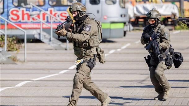 Großübung in Hannover - Polizei simuliert Terroranschlag Hunderte Kräfte sind bei der Anti-Terror-Übung in Hannover im Einsatz.