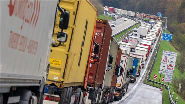 Strengere CO2-Regeln für Lkw und Busse in der EU Hunderte LKW stehen auf der A8: Für Busse und Lastwagen in der EU gelten künftig strengere CO2-Vorgaben.