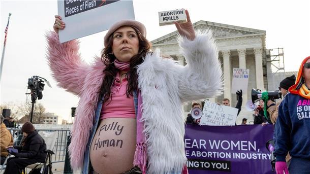Supreme Court: Abtreibungspille auf dem Prüfstand Hunderte Menschen demonstrieren vor dem Supreme Court in Washington. Dort beginnt heute eine Anhörung zur weiteren Zulassung einer Abtreibungspille.