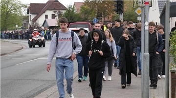 Auch viele Schülerinnen und Schüler nahmen an dem Gedenkmarsch teil.