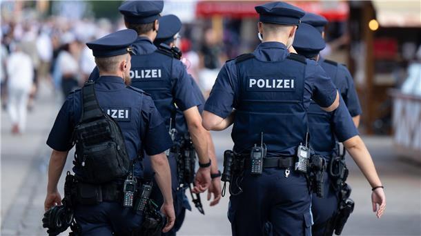 Terrorgefahr: Schärfere Kontrollen auf Wiesn Hunderte Polizeibeamte sichern das Volksfest. (Archivbild)