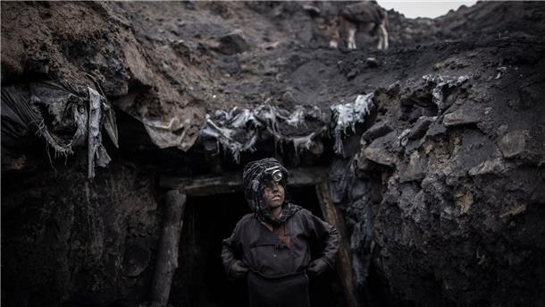 Verlorene Kindheit in Afghanistan Hunderte von Bergleuten, von Männern über 60 bis hin zu Jungen im Alter von zehn Jahren, arbeiten jeden Tag in den Minen von Chinarak.