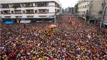 Hunderttausende Gläubige sind in den Straßen von Manila unterwegs.