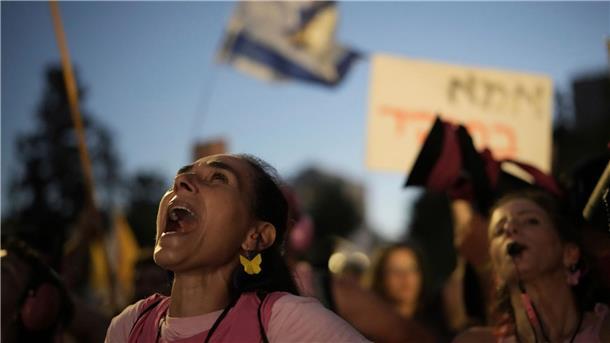 Hamas schürt Angst vor Verschwinden der Geiseln für immer Hunderttausende Israelis haben sich seit Kriegsbeginn vor bald zwei Jahren an Demonstrationen für einen Waffenstillstand im Gazastreifen und eine Vereinbarung zur Freilassung der Geiseln beteiligt. (Archivbild)