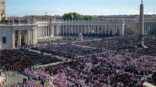 „Ciao Papa“ - Welt nimmt Abschied von Franziskus Hunderttausende Menschen nehmen Abschied von Papst Franziskus.