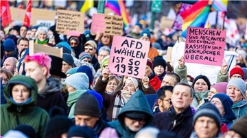 Hunderttausende Menschen sind am Wochenende in zahlreichen deutschen Städten auf die Straßen gegangen, um gegen Rechtsextremismus zu demonstrieren, so wie hier in Hannover.