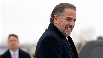 Hunter Biden, der Sohn von US-Präsident Biden, besteigt zusammen mit seinem Vater die Air Force One.