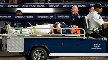 Hunter Bigge wird nach dem Treffer im Gesicht ins Krankenhaus gebracht.