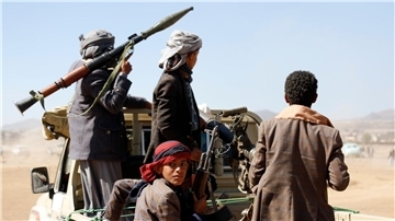 Huthi-Kämpfer sitzen auf der Ladefläche eines Fahrzeugs in Sanaa. Angesichts der Angriffe auf Schiffe im Roten Meer und Israel will Washington die Huthi auf der Terrorliste hochstufen.