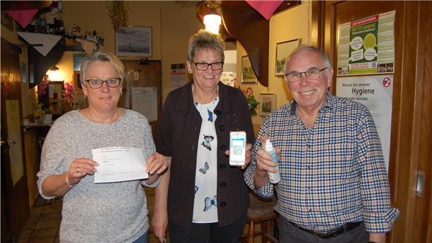Hygienemaßnahmen, Formulare für Kontaktdaten, Impfstatus per Handy: In der Gaststätte Hülsmann soll Corona keine Chance haben. Anne und Gerfried Hülsmann sowie Tochter Tanja haben sich für die 2G-plus-Regel entschieden und kontrollieren das auch konsequent.