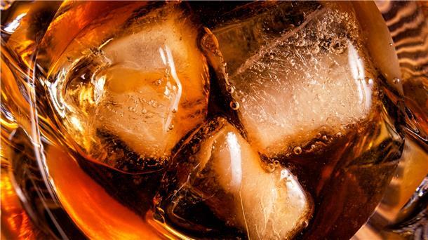 Eis in einem Glas, in dem ein Drink ist