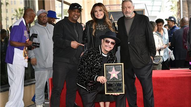 Rapper Ice-T enthüllt seinen „Walk of Fame“-Stern Ice-T (2. v. r.) ist nicht nur als Musiker und Produzent gefragt, er tritt auch als Schauspieler in TV-Serien und Filmen auf.