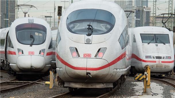 ICE-Züge der Deutschen Bahn stehen auf Abstellgleisen – fotografiert allerdings am Frankfurter Hauptbahnhof. Oberbürgermeister Melf Grantz verfolgt weiter den Plan, einen solchen Zug bis Bremerhaven fahren zu lassen.