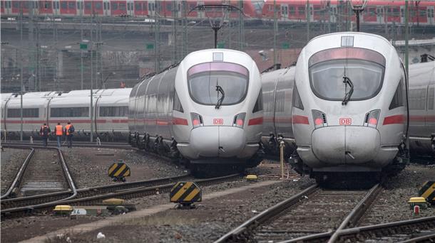 ICE-Züge stehen auf den Gleisen eines Hauptbahnhofs bereit.