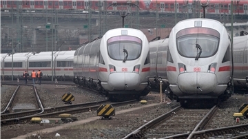 ICE-Züge stehen auf den Gleisen eines Hauptbahnhofs bereit.