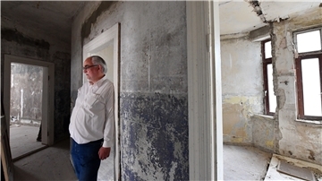 Rolf Thörner in einem unsanierten Altbau.
