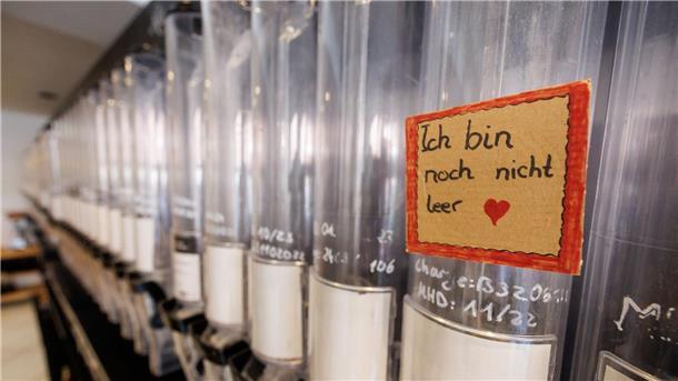 Unverpackt-Läden in der Krise - Konzept ohne Zukunft? „Ich bin noch nicht leer“ steht auf einem Schild an einem Lebensmittelspender im Unverpackt-Laden „ZeroHero“.