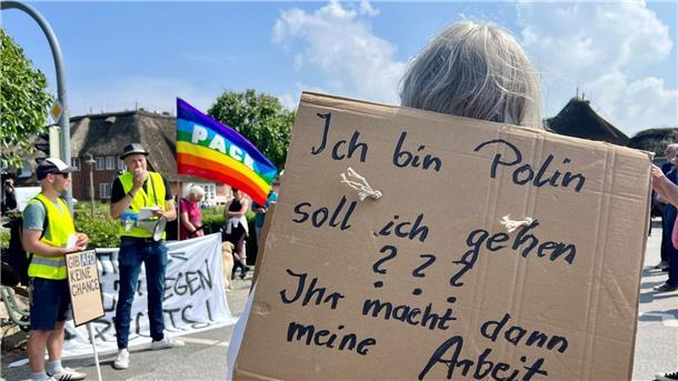 Sylt: Mehr als jeder Zehnte hat Vergleichbares miterlebt „Ich bin Polin, soll ich gehen ??? Ihr macht dann meine Arbeit“:Eine Frau während einer Mahnwache gegen rechts in Kampen.