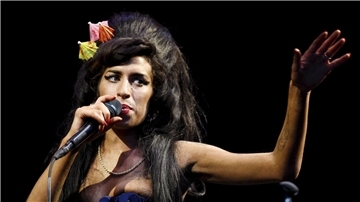 „Ich bin vielleicht ein bisschen exzentrisch und laut, auch komisch, aber nur, weil mich nicht viele Menschen kennen“, heißt es in einer Aufzeichnung der Sängerin Amy Winehouse.