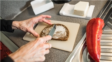 „Ich esse abends noch ein Brot, weil mir die Vernunft sagt, dass ich das tun soll. Aber Appetit habe ich nicht“, sagt die Nordenhamerin, die von Long Covid betroffen ist.