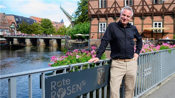 Lüneburg profitiert seit fast 20 Jahren von „Roten Rosen“ Ich glaube, dass die Serie ohne Lüneburg in der Qualität nicht möglich wäre“, sagt der 54-Jährige im Gespräch mit der Deutschen Presse-Agentur, „die Stadt ist für uns das ideale Freilichtstudio“.