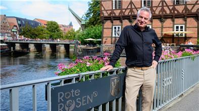 Ich glaube, dass die Serie ohne Lüneburg in der Qualität nicht möglich wäre“, sagt der 54-Jährige im Gespräch mit der Deutschen Presse-Agentur, „die Stadt ist für uns das ideale Freilichtstudio“. 