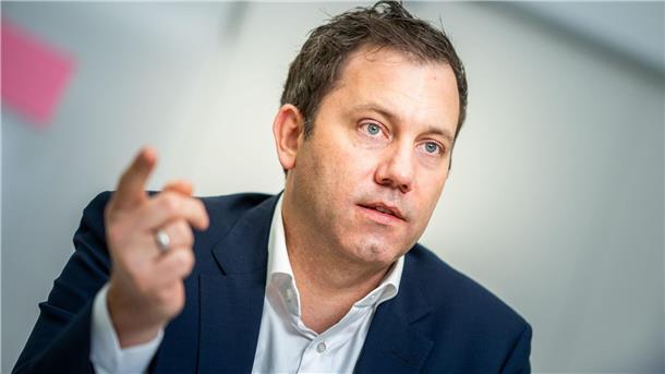 SPD-Chef sieht große Bewährungsprobe für Koalition „Ich glaube, Markus Söder will vor allem auch in den Schlagzeilen sein, weil er sich ein bisschen langweilt dort in Bayern und Friedrich Merz die große Bühne nicht alleine gönnt“, sagt Lars Klingbeil.