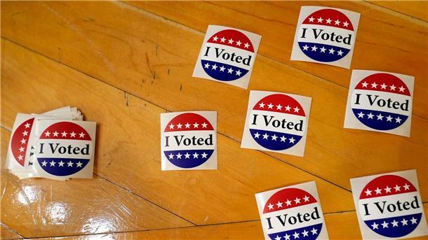 „Super Tuesday“: US-Vorwahlen in vielen Bundesstaaten „Ich habe gewählt“-Sticker liegen in einem Wahllokal aus.