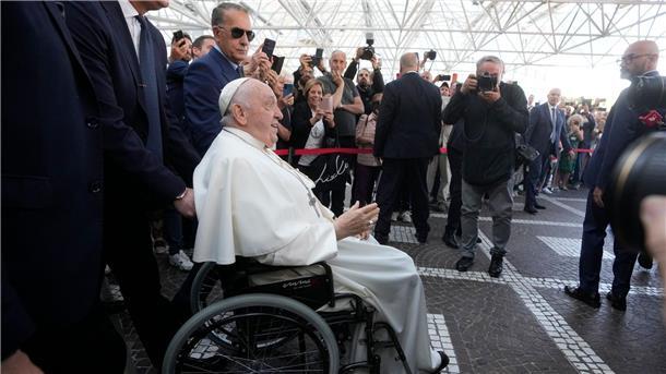 „Ich lebe noch“, sagt Papst Franziskus vor dem Klinikeingang.