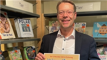 Ich lese vor! Du auch? Samtgemeindebürgermeister Henning Fricke beteiligt sich am Vorlesetag.