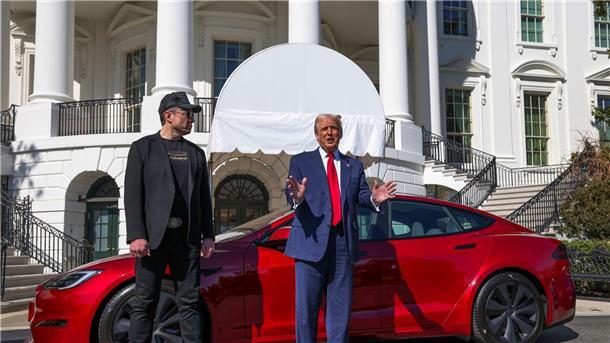 „Ich liebe Tesla!“, rief Trump im März vor dem Weißen Haus in die TV-Kameras. (Archivbild)