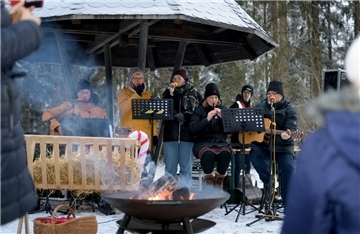 Auf dem Drachenberg im Bremerhavener Bürgerpark hat die evangelisch-methodistische Gemeinde zum open-Air-Adventssingen eingeladen.
