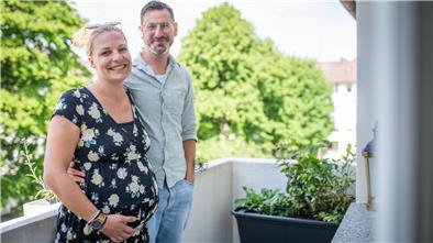 Ida Hörndler und Uwe Kupfer erwarten ein Kind. Einen Tag vor dem Entbindungstermin sollen „Ernas“ Entenküken auf dem Balkon des Paares schlüpfen.