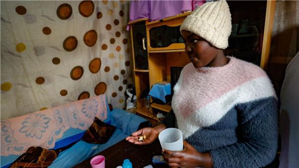 UNAIDS: Weltweiter Kampf gegen Aids und HIV am Scheideweg Idah Musimbi aus Nairobi, die bei ihrer Geburt mit HIV infiziert wurde, nimmt ihre von PEPFAR (The US President’s Emergency Plan for AIDS Relief) bereitgestellten HIV-Medikamente. Viele Experten befüchten, dass solche Programme gestrichen werden könnten. (Archivbild)