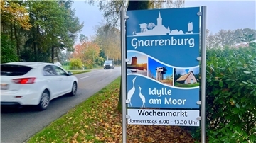 „Idylle am Moor“ und Stein des Anstoßes in der jüngsten Fachausschusssitzung: Mit diesem Schild wird künftig an den Ortseingängen für die Gemeinde Gnarrenburg geworben.
