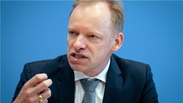 Ifo-Chef: Weltwirtschaftskrise nicht auszuschließen Ifo-Präsident Clemens Fuest: „Wenn das alles kippt, hätte das unkalkulierbare Folgen.“