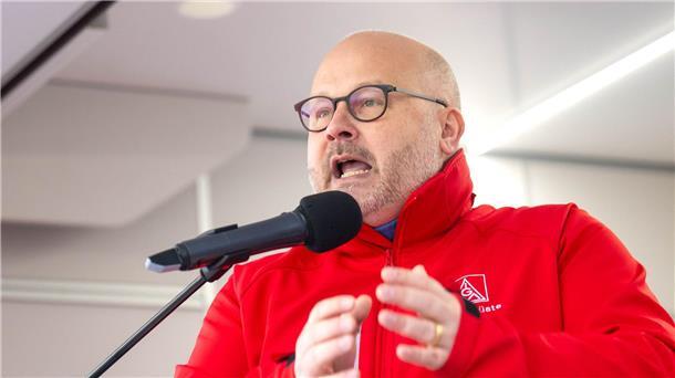IG Metall Bezirksleiter Friedrich forderte eine Lösung im Tarifkonflikt möglichst bis Weihnachten. 