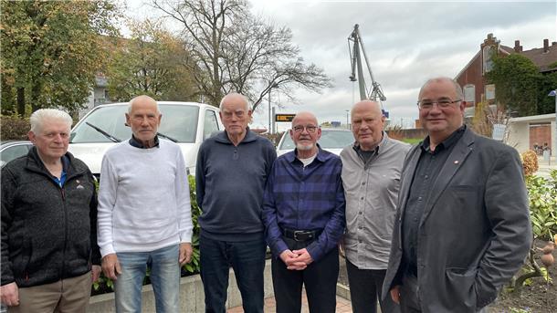 IG-Metall-Sekretär Ralph Schäfer (rechts) mit Jubilaren, die der Gewerkschaft seit 65 beziehungsweise 60 Jahren angehören.