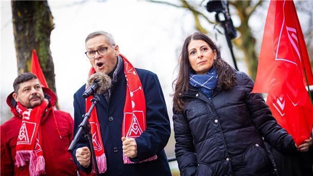 VW und IG Metall ringen um Tarifeinigung IG-Metall-Verhandlungsführer Thorsten Gröger (M) und Betriebsratschefin Daniela Cavallo in Hannover.