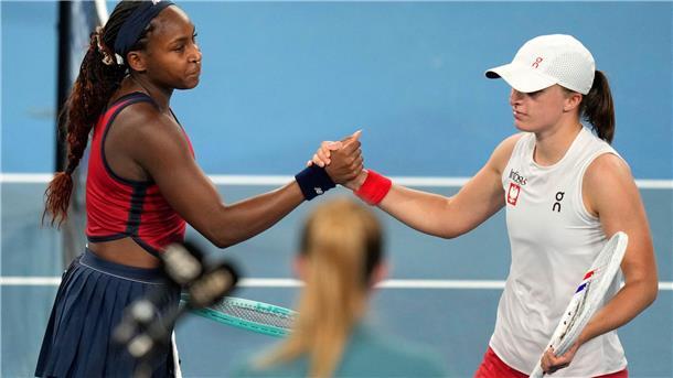 Mit Gauff und Fritz: US-Team gewinnt United Cup Iga Swiatek (r) gratuliert Coco Gauff (l) - das US-Team sichert sich den Titel im United Cup.