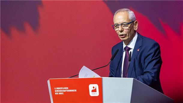 Gewerkschafts-Chef für längeres Arbeitslosengeld IGBCE-Chef Michael Vassiliadis wurde auf dem Gewerkschaftskongress mit großer Mehrheit im Amt bestätigt. (Archivbild)