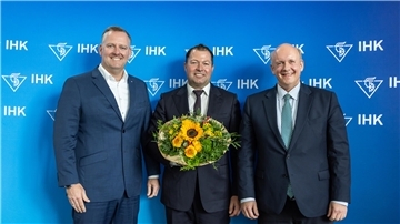 IHK-Interimspräsident Andreas Meyer (links) und IHK-Hauptgeschäftsführer Christoph von Speßhardt gratulierten Sebastian Vossmann zur Wahl. 