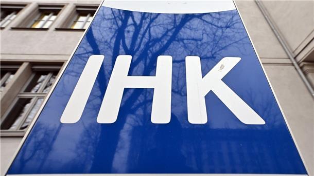 IHK-Präsident: VW soll über Batteriefabrik entscheiden „IHK“ steht auf dem Schild vor dem Haus der Industrie- und Handelskammer Erfurt.